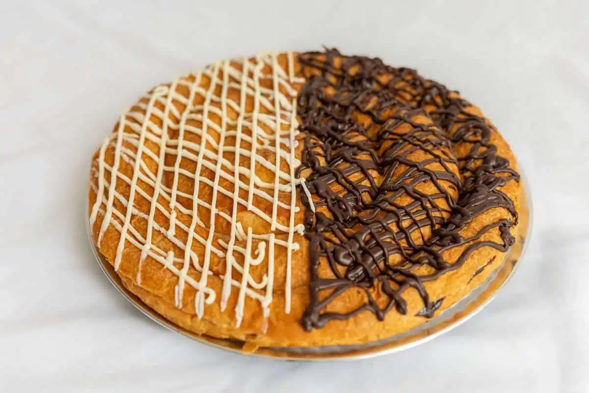 Ensaimada de chocolate blanco y negro