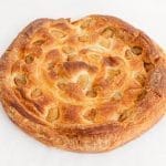 Ensaimada de queso semi curado Quintana y peras confitadas