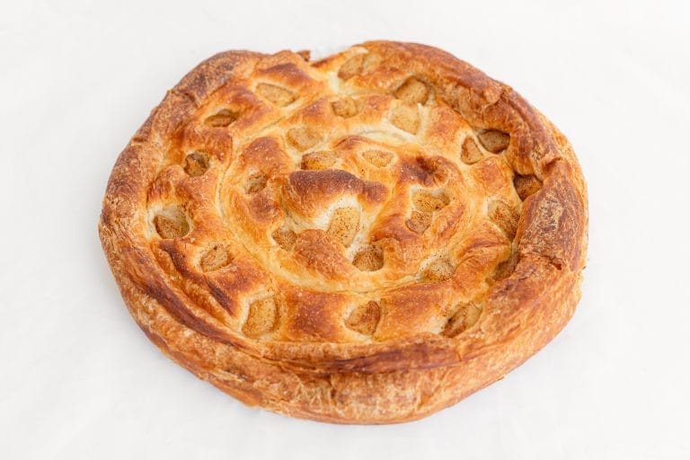 Ensaimada de queso semi curado Quintana y peras confitadas