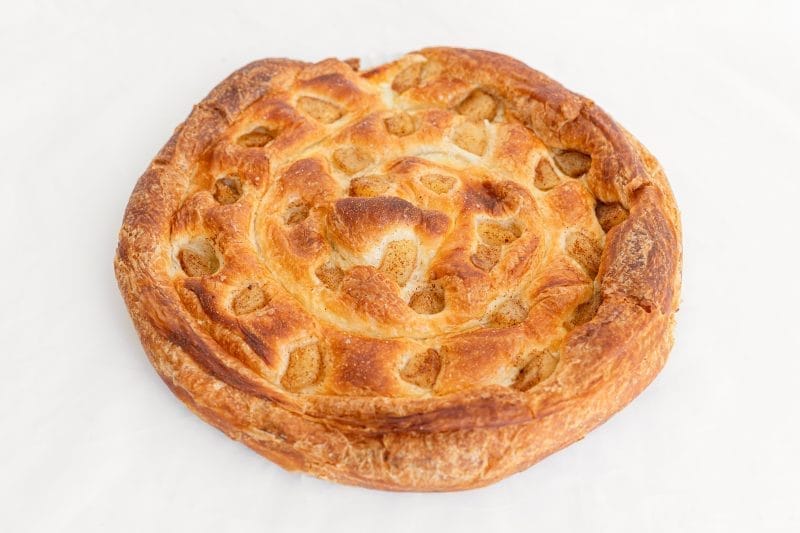 Ensaimada de queso semi curado Quintana y peras confitadas