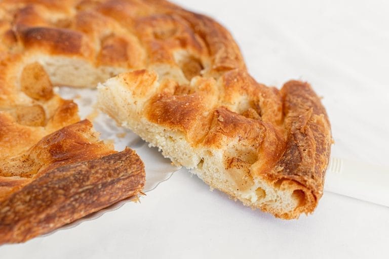 Ensaimada de queso semi curado Quintana y peras confitadas