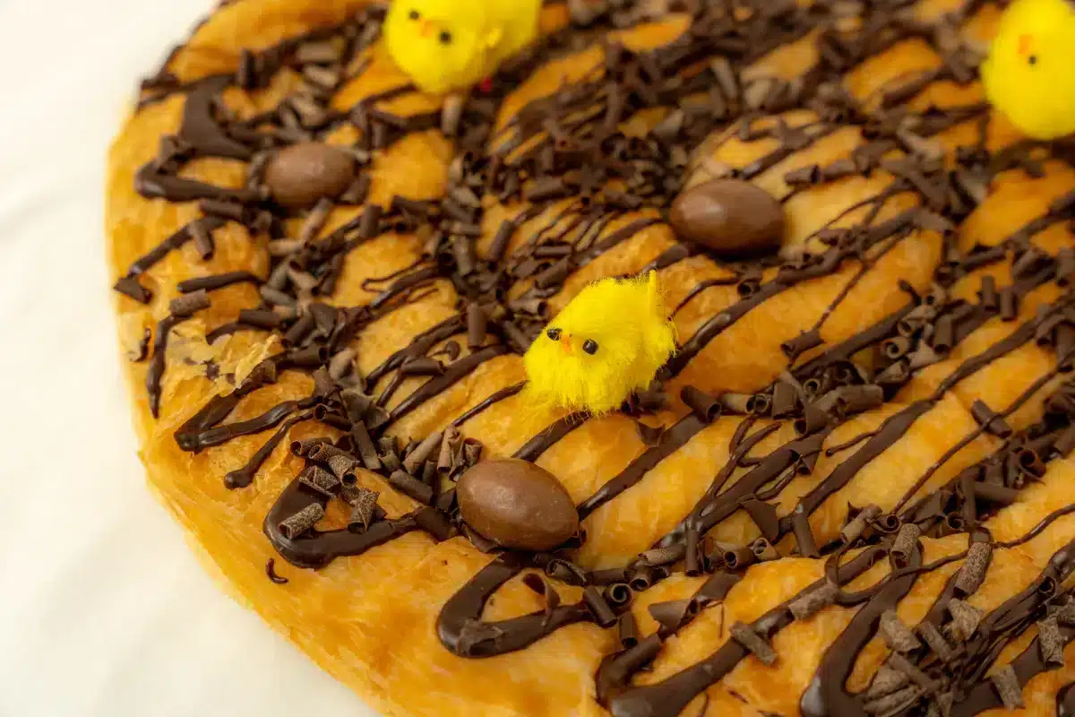 Ensaimada Especial Pascua de chocolate con cobertura de chocolate negro y schoko bons, edición limitada Sa Sucreria
